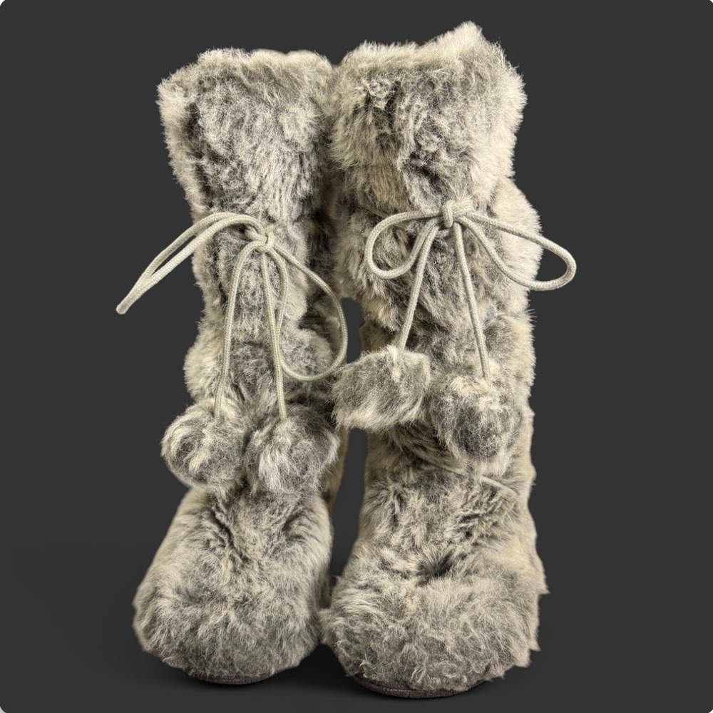 Vintage Faux Fur Winter Boots Pom Pom Lace Up Boots Size 8.5 Cozy Snow Boots